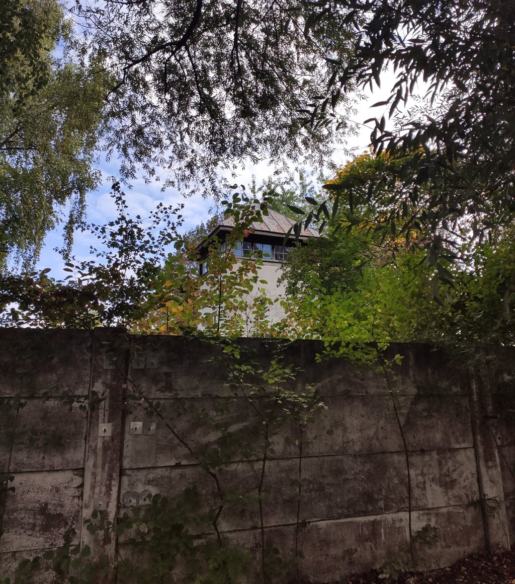 бетонный забор и охранная вышка Дахау